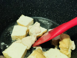 油豆腐烧肉,大火炝香