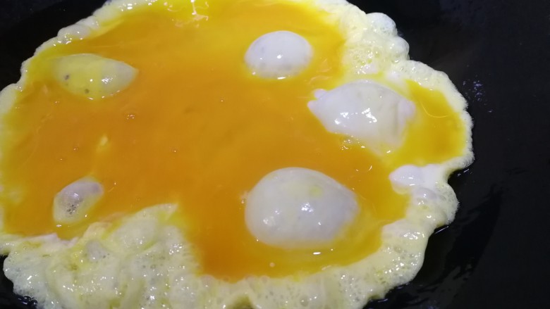 黄花菜炒鸡蛋,热锅凉油，油热倒入蛋液。