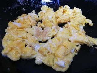 黄花菜炒鸡蛋,文火炒熟，划散，盛出备用。