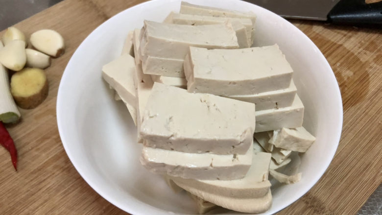 雪菜豆腐➕雪菜五花肉炖豆腐,卤水豆腐洗净切厚片