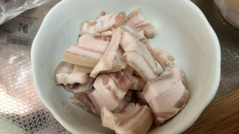 雪菜豆腐➕雪菜五花肉炖豆腐,五花肉肉皮用刀刮干净，清洗切厚片