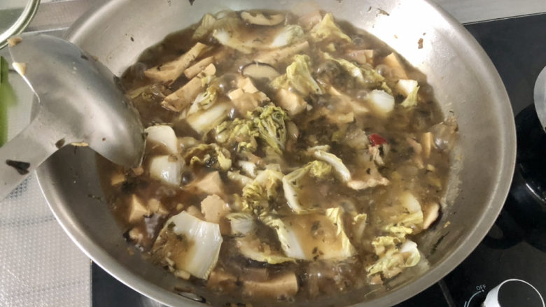 雪菜豆腐➕雪菜五花肉炖豆腐,淋两汤匙水淀粉，转中大火收汁到浓郁即可