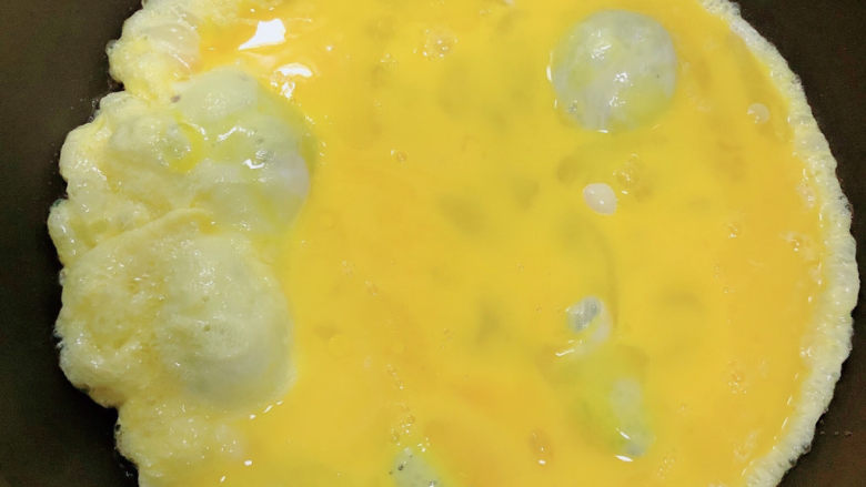 黄花菜炒鸡蛋,锅中倒入油，加热到七成热，倒入蛋液。