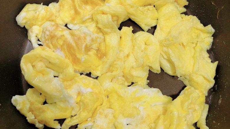 黄花菜炒鸡蛋,鸡蛋翻炒均匀，盛出待用。