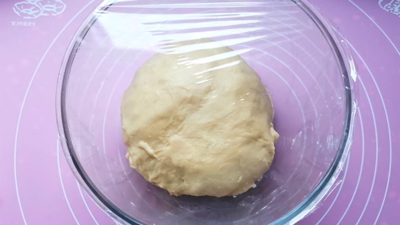 蜂蜜椰蓉面包,放入大碗中盖上保鲜膜醒发至两倍大