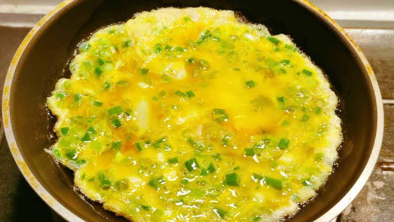 小葱炒鸡蛋,放入搅拌好的鸡蛋。