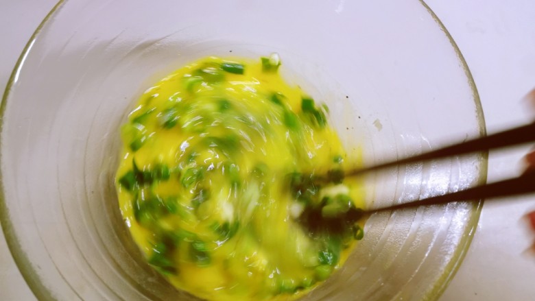 小葱炒鸡蛋,搅拌均匀。