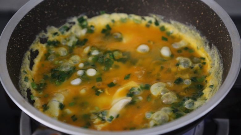 小葱炒鸡蛋,煎至蛋液微微凝固