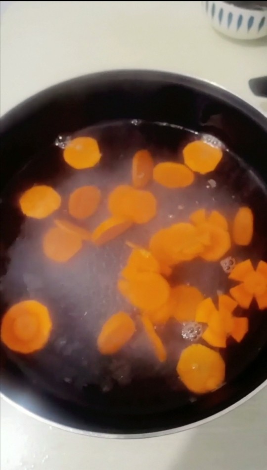 肥牛饭,胡萝卜放入盆里，烙出备用