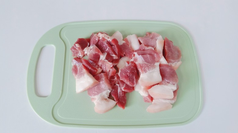 油豆腐烧肉,猪肉用温水清洗表面，改刀切成小块。