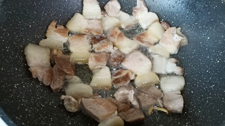 油豆腐烧肉,热锅凉油，放五花肉煎出油脂。煎到猪肉两面微黄，油脂渗出。