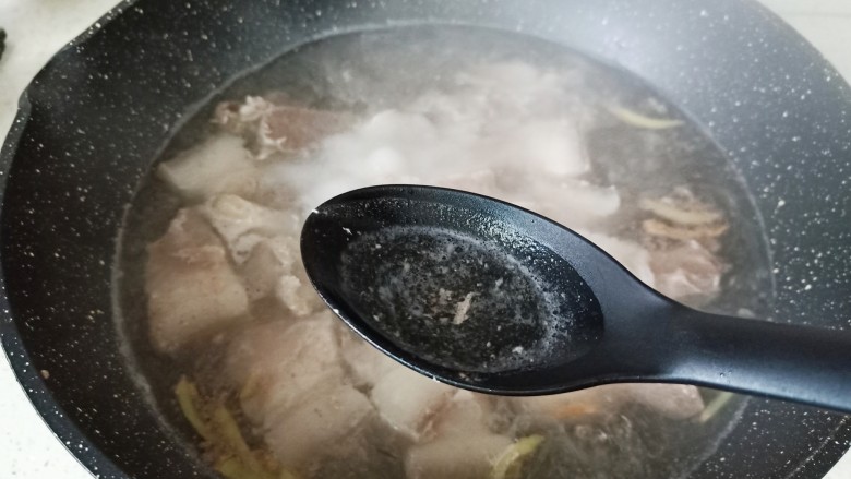 油豆腐烧肉,开大火焯水，撇去表面浮沫，捞出清洗干净猪肉表面的浮沫，控干水分。