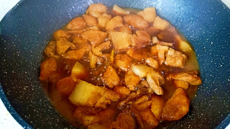 油豆腐烧肉,煮到油豆腐吸收汤汁，开大火收汁。
