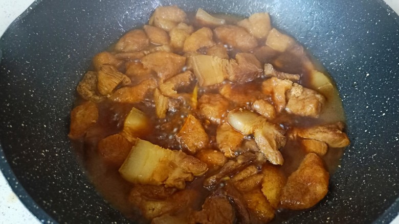 油豆腐烧肉,加入适量的开水，开大火煮开转中小火炖煮。