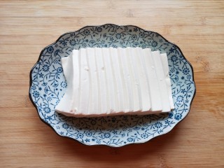 榨菜肉末蒸豆腐,嫩豆腐冲洗一下，切成片摆在盘子里。