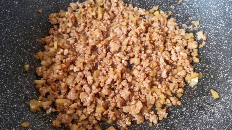 榨菜肉末蒸豆腐,加入一勺红烧酱油翻炒均匀。
