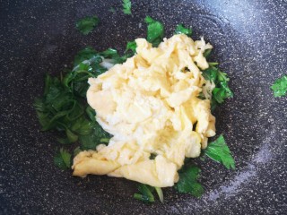 芹菜叶炒鸡蛋,下入炒好的鸡蛋。
