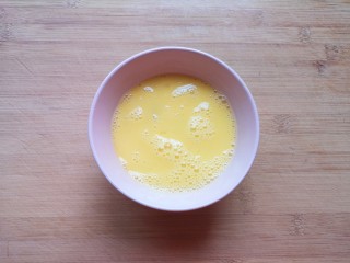 芹菜叶炒鸡蛋,搅打均匀。