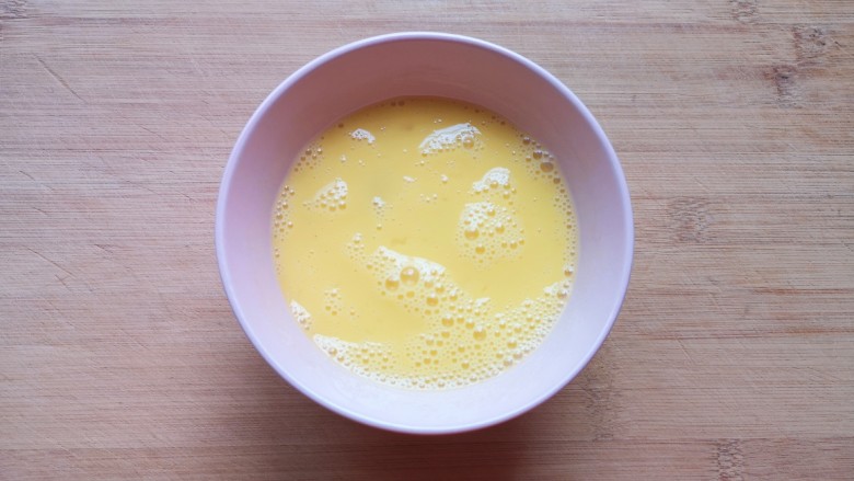 芹菜叶炒鸡蛋,搅打均匀。