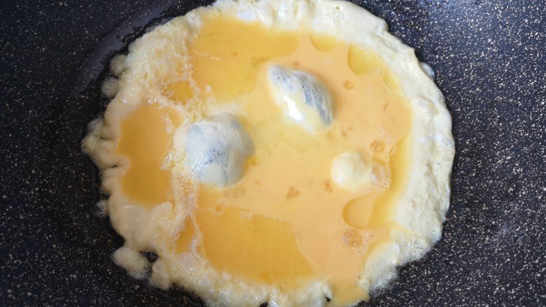 芹菜叶炒鸡蛋,炒锅内倒适量的食用油烧热，倒入蛋液。