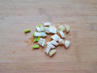 红烧油豆腐,大葱切成小段。
