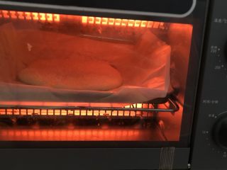 奶酪饼,放入烤箱调180度烤25分钟，（每个烤箱不一样，根据自己的调整）