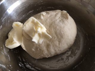 奶酪饼,加入黄油再揉至黄油彻底融合到面团里，然后盖盖发至一倍大