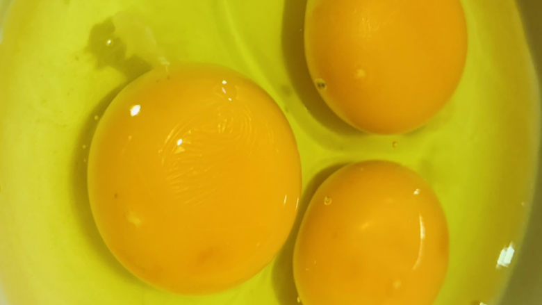 小葱炒鸡蛋,鸡蛋打入碗内待用