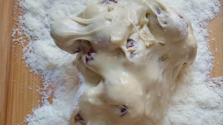 奶枣,感觉每个大枣都被棉花糖包裹上即可出锅，放在铺了奶粉的托盘上，如图。
