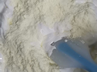 奶枣,棉花糖炒化了之后倒入奶粉翻拌均匀，动作要快一点。