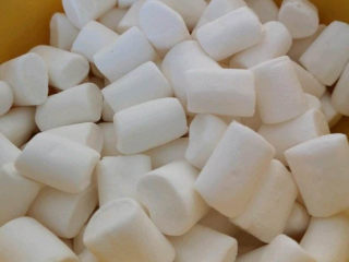 奶枣,棉花糖也要买这种小颗粒的，或者把大颗粒切成小颗粒再炒。