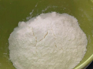 奶枣,奶粉分出来三分之一用来裹奶枣，剩下的用来炒棉花糖。