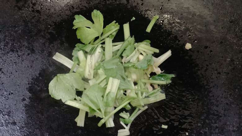 芹菜目鱼花,将芹菜切段，加入翻炒。
