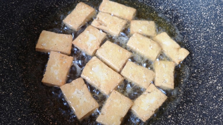 雪菜豆腐,中小火煎至里面金黄。