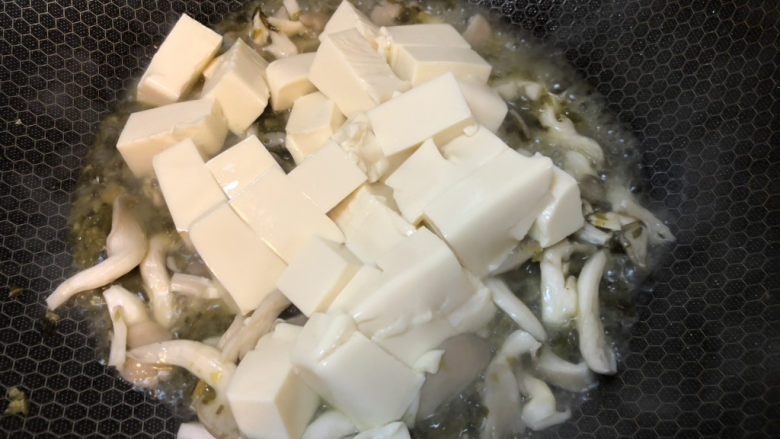 雪菜豆腐,把豆腐倒入，动作要轻，内脂豆腐比较嫩