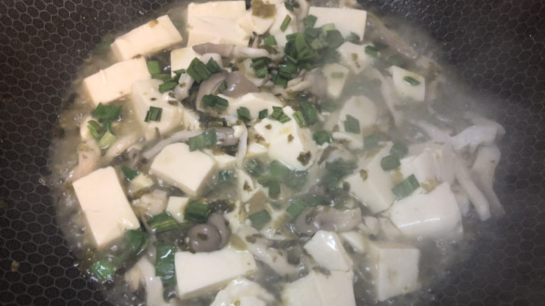 雪菜豆腐,加入盐、青蒜叶，雪菜有咸味，盐不要多加