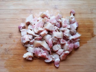 油豆腐烧肉,切成小块。