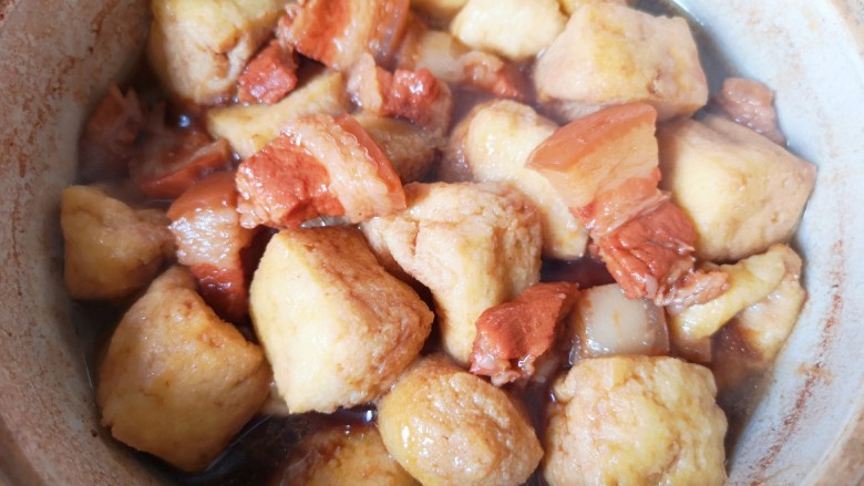 油豆腐烧肉,搅拌均匀，继续小火炖8分钟左右，让油豆腐吸收红烧肉的酱汁。