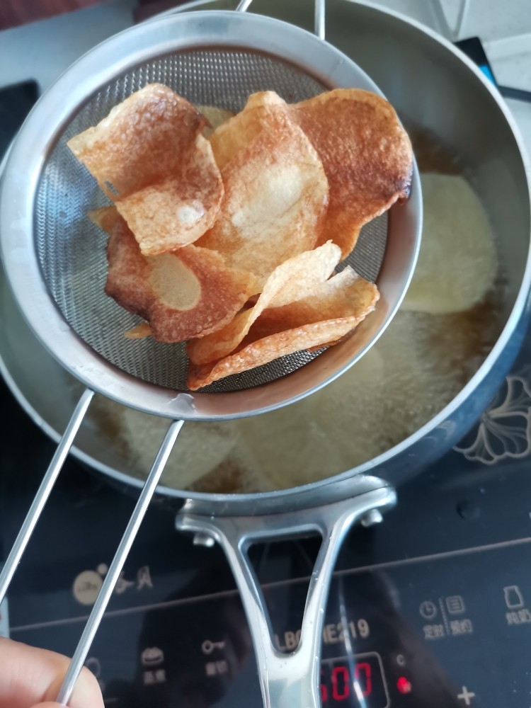 黑胡椒味薯片,炸到变金黄酥脆捞出控油