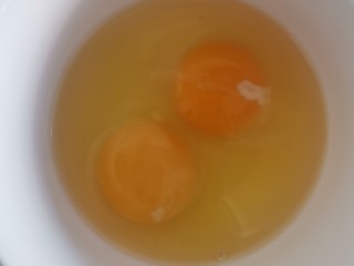 秋葵炒蛋,鸡蛋打入碗中