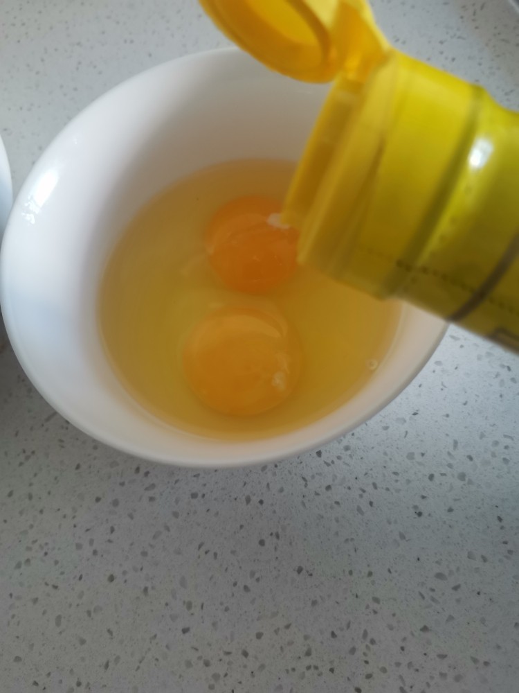 秋葵炒蛋,加料酒少许搅匀，加料酒使鸡蛋更嫩