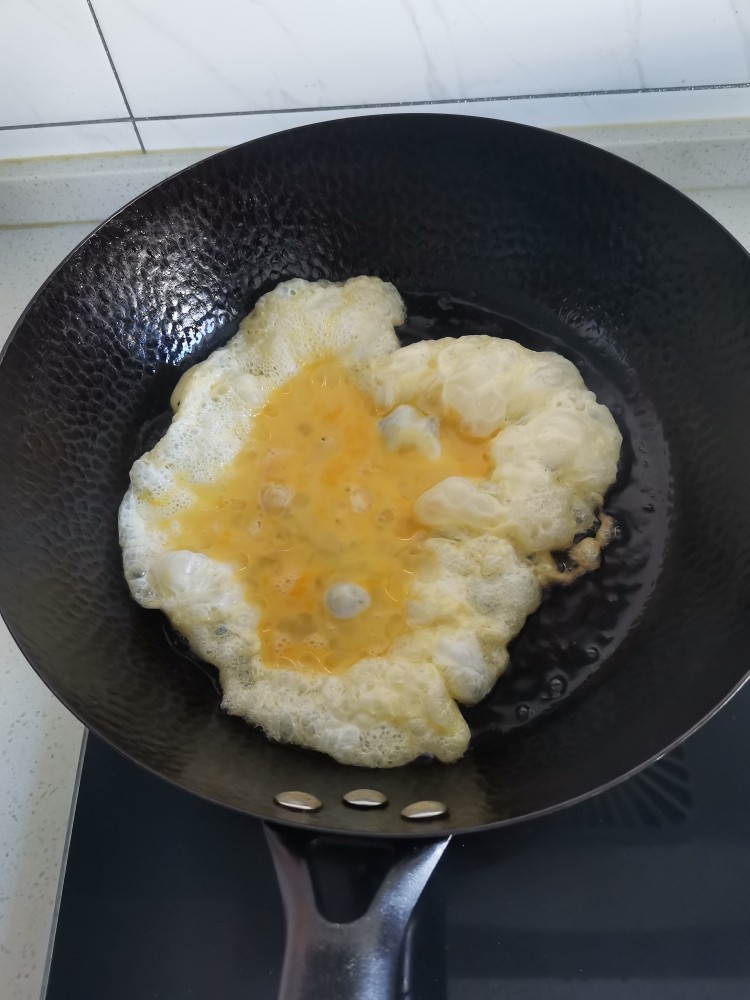 秋葵炒蛋,起锅烧油，油热加鸡蛋