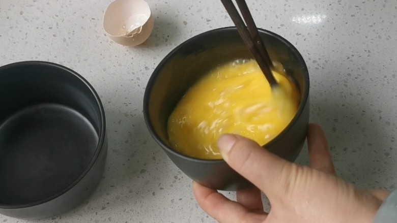 蒸水蛋,用筷子搅打均匀