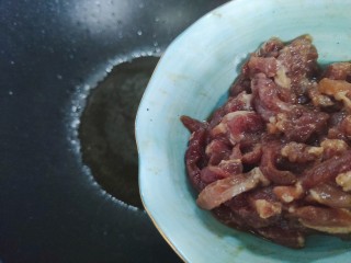 黄花菜炒肉丝,待锅内油热，下猪肉丝