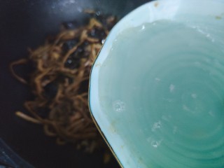 黄花菜炒肉丝,加小半碗热开水