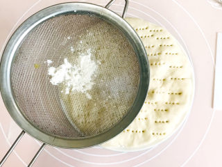 奶酪饼,表面均匀地筛上面粉