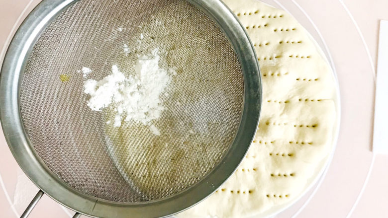 奶酪饼,表面均匀地筛上面粉