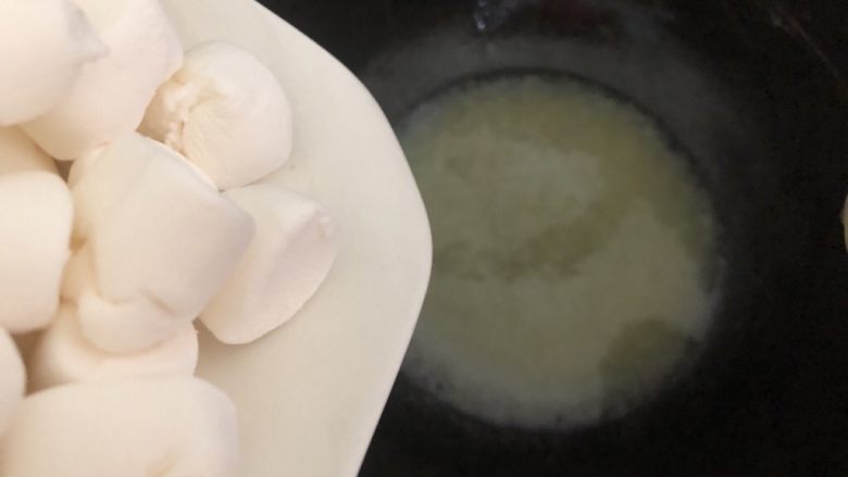奶枣,黄油全融化后加入棉花糖，用平时舀饭的胶勺来回翻（不要用木铲或铁铲）