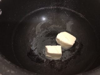 奶枣,把电饭锅胆擦干水分，随便按个键就可以，感觉微热下黄油
