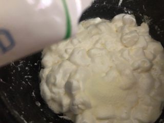 奶枣,快半融化的状态（按保温键）加入奶粉快速翻匀。